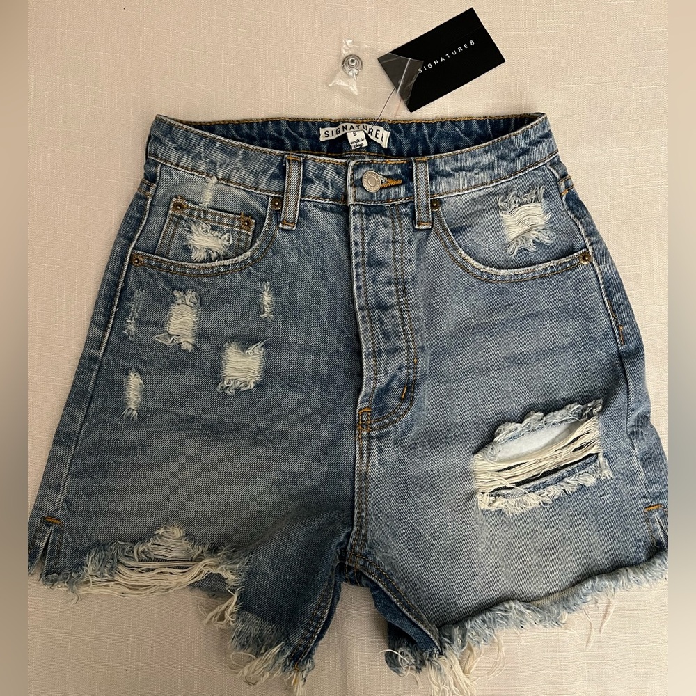 BNWT Signature8 Blue Distressed Denim Shorts, size Small